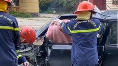 Mang cưa máy cắt cửa ô tô cứu người sau tai nạn ở Thái Nguyên