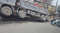 Xe tải khoảng 80 tấn sập cống công trường chống ngập ở Thái Nguyên