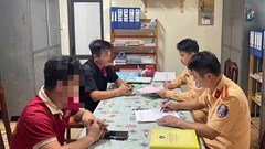 Tuyên Quang xử phạt 2 lái xe tranh giành khách trên Quốc lộ 4C