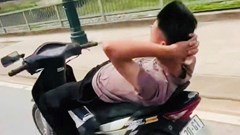 Nam thanh niên buông hai tay lái xe, bị xử lý nhiều lỗi vi phạm