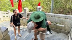 Khoảnh khắc du khách Pháp cõng cựu chiến binh lên Cột cờ Lũng Cú gây xúc động
