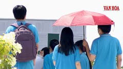 Chiều 13.8, thí sinh đến làm thủ tục dự thi lại tốt nghiệp THPT ở Tuyên Quang