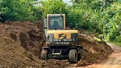 Lượng lớn đất đá “án ngữ” tuyến đường liên xã ở Thái Nguyên