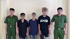 Khởi tố 3 thanh niên vác kiếm đánh người, cướp tài sản