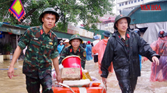 Hàng trăm chiến sĩ dầm mình trong nước lũ giúp người dân ở Lạng Sơn