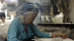 Người giữ hồn nét vẽ sáp ong giữa cao nguyên đá vùng biên viễn