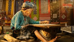 Pho sử sống giữ “hồn cốt” nghề vẽ sáp ong của người Mông nơi địa đầu Tổ quốc