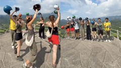Clip triệu view về nhóm khách Tây múa theo nhạc Việt khiến dân mạng thích thú