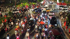 Biển người đổ xuống phố núi Thái Nguyên mừng tuyển Việt Nam chiến thắng