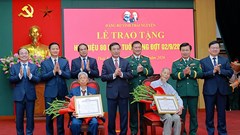 Đại tướng Phan Văn Giang trao Huy hiệu 80 năm tuổi Đảng tại Thái Nguyên