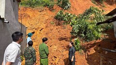 Lượng lớn đất đá sạt lở xuyên thủng tường nhà dân ở xã miền núi Thái Nguyên