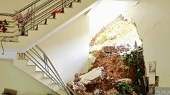 Thái Nguyên: Lượng lớn đất đá tràn xuống làm sập tường nhà dân