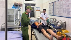 Giải cứu nam thanh niên lao xe rơi xuống vực trong đêm ở Lào Cai