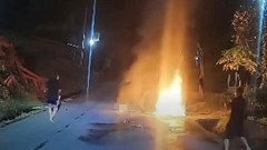 Xe máy bốc cháy sau va chạm ô tô bán tải, một người tử vong