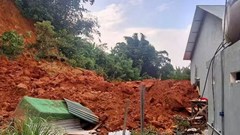 Mưa lớn gây sập nhà dân và sạt lở nhiều tuyến đường Lào Cai