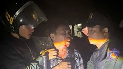 Khống chế người đàn ông mặc áo giáp tự chế dùng dao tấn công công an