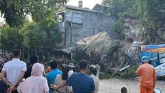 Đá lớn lăn từ sườn đồi xuống đè sập quán hàng ở Tuyên Quang
