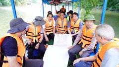Thứ trưởng Bộ VHTTDL Hoàng Đạo Cương khảo sát thực tế hồ Ba Bể