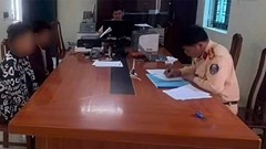 Xử lý 2 nam thanh niên buông 2 tay “múa quạt” trên quốc lộ