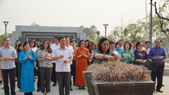 Đoàn đại biểu Liên hoan cán bộ thư viện toàn quốc dâng hương Đền thờ liệt sĩ tại Chiến trường Điện Biên Phủ