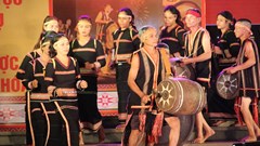 Phát huy vai trò của người có uy tín trong việc bài trừ hủ tục lạc hậu