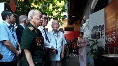 Trưng bày chuyên đề “Thắp ngọn lửa hồng”