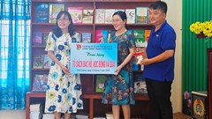 Kiên Giang trao tặng “Tủ sách Bác Hồ chắp cánh ước mơ” 