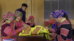 Giữ nghề in thêu sáp ong và may truyền thống của người Mông