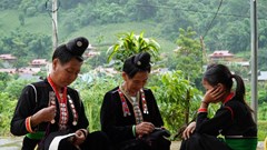 Người Kháng gìn giữ nghề may trang phục truyền thống