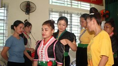 Người Khơ Mú ở Than Uyên giữ nghề làm trang phục truyền thống