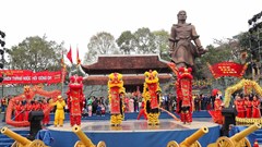 Hàng ngàn người dân và du khách tham dự Lễ hội gò Đống Đa 