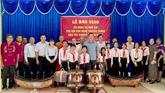 Kiên Giang bàn giao nhạc cụ cho Đội Văn nghệ Khmer 