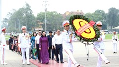 Đoàn đại biểu già làng, trưởng bản, nghệ nhân các dân tộc Việt Nam báo công dâng Bác