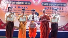 Liên hoan văn nghệ và trình diễn trang phục nét đẹp dân tộc Khmer 