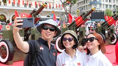 Người dân, du khách háo hứng với dàn pháo phục vụ đại lễ tại bến Bạch Đằng