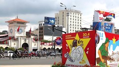 Đường phố TP. HCM trang hoàng chào đón đại lễ 30.4