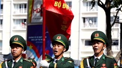 Người dân đội nắng hào hứng chào đón đoàn diễu binh, diễu hành