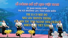 Nhà sàn người Thái trắng ở Mường Lay được trao bằng kỷ lục quốc gia