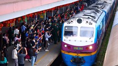 Đón đoàn tàu chở các cán bộ, chiến sĩ tới Hà Nội tập luyện diễu binh
