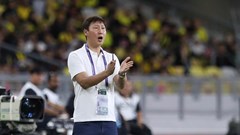 Lời cảnh tỉnh trong “cơn bão” cầu thủ nhập tịch