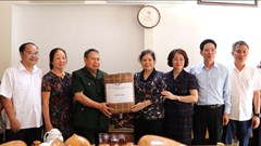 Tặng quà các gia đình chính sách nhân kỷ niệm 78 năm ngày Thương binh -Liệt sĩ