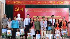 Phó Chủ tịch Quốc hội Vũ Hồng Thanh thăm các gia đình chính sách ở Lai Châu