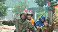 Mưa lũ gây chia cắt và cô lập hoàn toàn nhiều khu vực