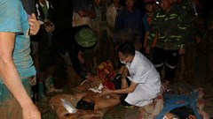 Xuyên đêm tiếp cận hỗ trợ người dân vùng lũ Tìa Dình