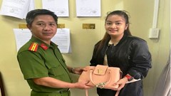 Trao lại tài sản cho khách du lịch bỏ quên ở Công viên Bạch Đằng Phú Quốc