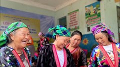 Người Mông ở Điện Biên giữ nghề vẽ hoa văn trên vải truyền thống