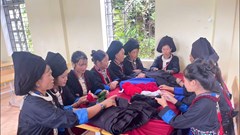Người Dao khâu ở Điện Biên giữ nghề làm trang phục truyền thống