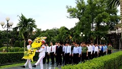 Dâng hương tưởng niệm các anh hùng liệt sĩ Chiến trường Điện Biên Phủ 