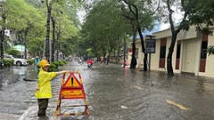 Hà Nội sau mưa lớn khiến nhiều tuyến phố đã ngập sâu