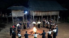 Nét đẹp nghi lễ buộc chỉ cổ tay cầu may của người Kháng